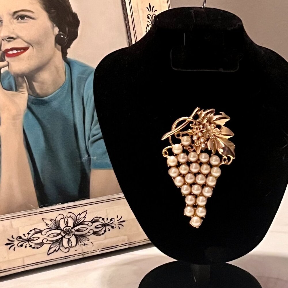 Gold Pearl Grape Cluster Brooch - Classic Women Jewelry - Picture 2 of 8